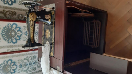 Excepcional maquina de coser Singer plenamente funcional del año 1920 en estado excelente con mueble adaptado, 02