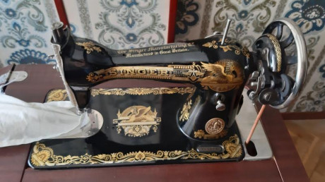 Excepcional maquina de coser Singer plenamente funcional del año 1920 en estado excelente con mueble adaptado, 01