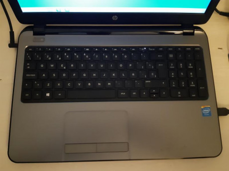 SE PUEDE CERRAR
Vendo ordenador portátil HP 250 G3 Notebook PC.
Muy muy poco uso. Nuevo costó 375 euros. 01