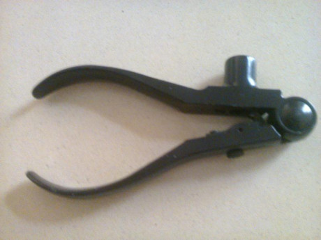 Vendo tenaza Lyman 310 para dies clasicos como los modelos que se ven en la fotografía. Asimismo se venden 01