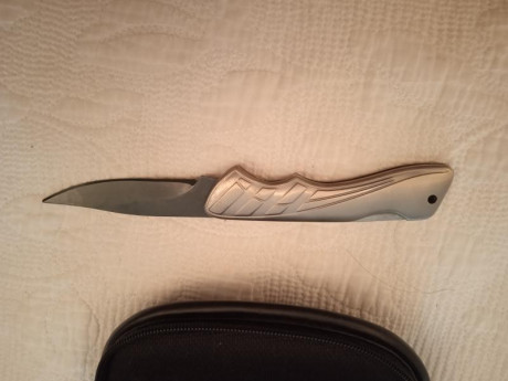Pongo a la venta esta Boker Ceramic con cachas de titanio. Está descatalogada.......corta como una suegra

 02