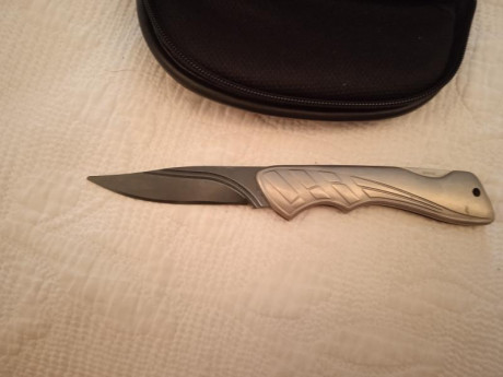 Pongo a la venta esta Boker Ceramic con cachas de titanio. Está descatalogada.......corta como una suegra

 01