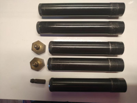 Vendo 5 bombonas de Co2 para pistola Steyr, son antiguas pero funcionan perfectamente. Junto a las bombonas 01