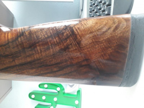 Preciosa Beretta 686 Trap.Con 76 de cañon y 2y1 estrellas fijas.Escopeta con un cajón de cartuchos tirados.Se 00