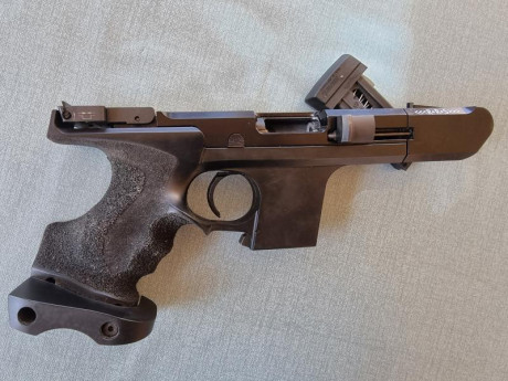 Vendo PISTOLA HAMMERLI SP20 .22LR con muy poco uso. 
Regalo zapatillas de tiro Gehmann T43 también con 52