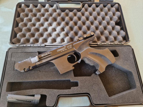 Vendo PISTOLA HAMMERLI SP20 .22LR con muy poco uso. 
Regalo zapatillas de tiro Gehmann T43 también con 51