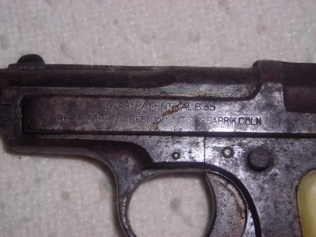 ¿Alguien me puede proporcionar información sobre esta pistola?
En la corredera,como podeis ver en la foto,trae 01
