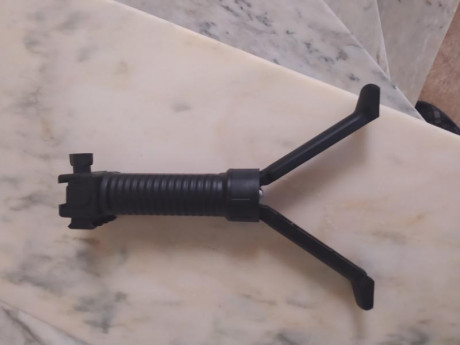 Buenas se vende empuñadura para carabina de aire siempre que tengan un rail picattini 
Se hace bipode.Se 00