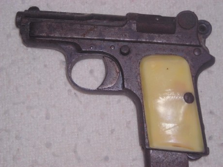 ¿Alguien me puede proporcionar información sobre esta pistola?
En la corredera,como podeis ver en la foto,trae 00