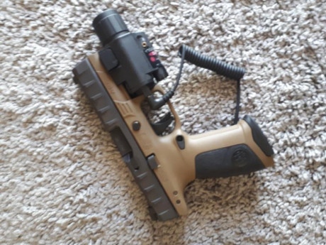 Vendo Beretta apx en estado excelente muy poco uso tres culatines gris desierto y negro láser y linterna 02