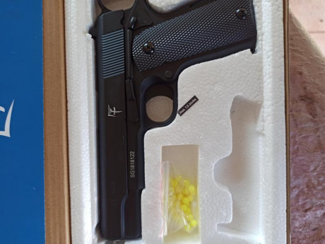 Vendo pistola de airsoft Colt 1911 full Metal marca saigo, accionada por muelle, tiene solo una semana 01