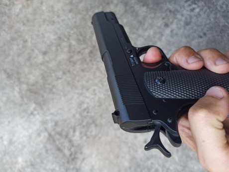 Vendo pistola de airsoft Colt 1911 full Metal marca saigo, accionada por muelle, tiene solo una semana 11
