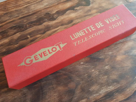 Buenas a todos.
Vendo este visor totalmente "vintage" de la marca Gevelot de 4x20. En su caja 00