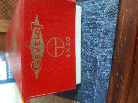 Buenas a todos.
Vendo este visor totalmente "vintage" de la marca Gevelot de 4x20. En su caja 10