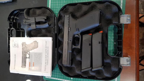 Vendo glock 17 9mm 5ªgen con dos cargadores originales, caja etc. Monta mira de fibra y alza ajustable, 02