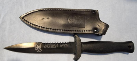 Aitor Botero de la Brigada Paracaidista.
En muy buen estado. Grabado tanto en la
funda como en su hoja 10