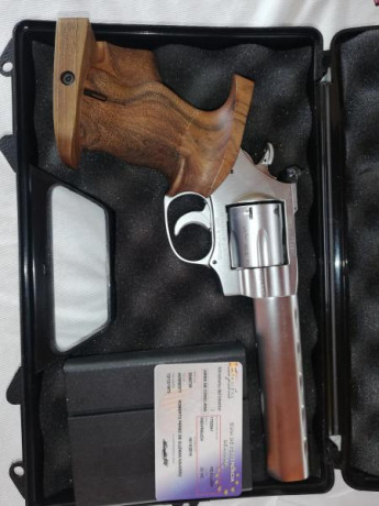 SE VENDE POR NO USAR 
REVOLVER  Weihrauch target trophy .32sw
SOLO HA TIRADO 150 TIROS 
PORTES A CUENTA 00