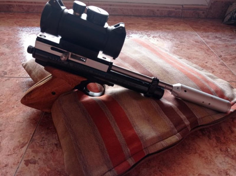 Vendo una de mis pistolas favoritas es un Crossman 2240 de 5,5 cal .Tiene varias mejoras como : tornillo 00