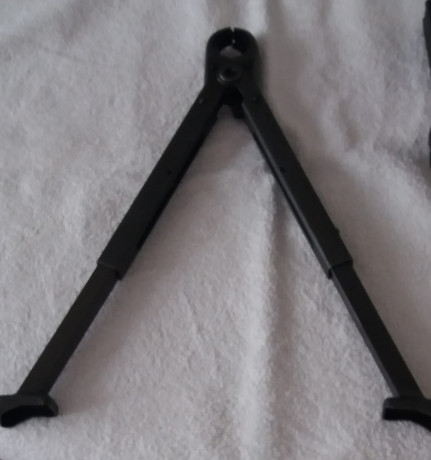 Bipode Cetme C extensible con dos alturas, patas planas con cizalla corta alambre   40 EU

Cargadores 01