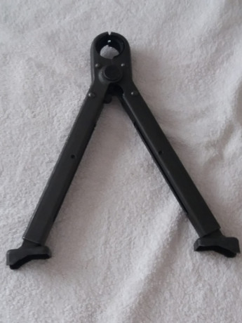 Bipode Cetme C extensible con dos alturas, patas planas con cizalla corta alambre   40 EU

Cargadores 00