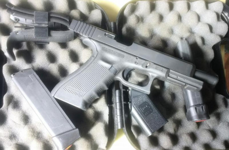 Se vende Glock 34, cuarta generación, dos cargadores de 19 cartuchos, maletín y lomos.
Guiada en "F"
Se 00