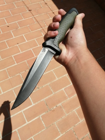 Vendo estos tres cuchillos:
-Aitor Commando, usado un par de veces, tiene todos los accesorios, con caja. 01