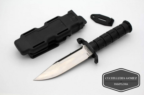 Vendo estos tres cuchillos:
-Aitor Commando, usado un par de veces, tiene todos los accesorios, con caja. 00