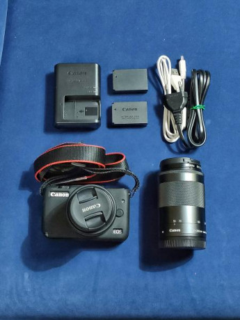 Vendo Canon de la serie Eos M, muy compacta y ligera, con su objetivo de serie 15-45 y un 55-200, dos 00