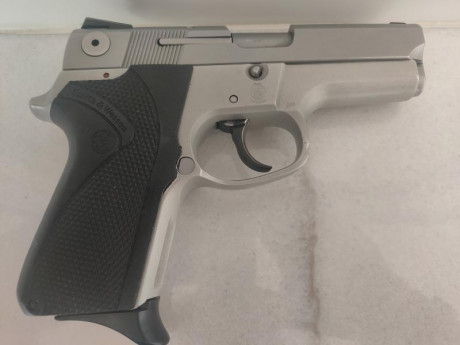 Por motivos profesionales me veo obligado a cambiar de arma, la vendo con dos cargadores, regalo dos fundas 02