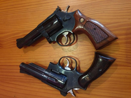 Hola,vendo para hacer hueco dos revolveres..uno es un llama comanche del 357MAGNUM 4" y el.otro un 00