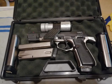 Se  vende por no usar,esta magnifica arma, la misma consta de 5 cargadores,porta cargadores y funda..

300 00