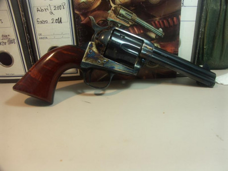VENDIDO. Revolver Cal. 45 Peacemaker  4" 3/4, modelo "Cimarrón" de Aldo Uberti. 01