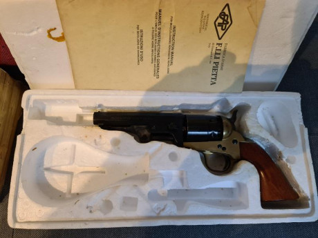 VENDIDO
Vendo Revolver de avancarga calibre 44, marca F. Lli pietta, en muy buen estado, solo ha disparado 01