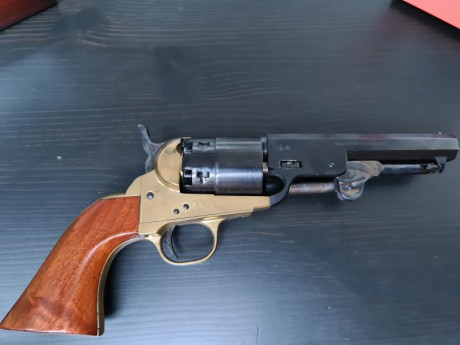 VENDIDO
Vendo Revolver de avancarga calibre 44, marca F. Lli pietta, en muy buen estado, solo ha disparado 00