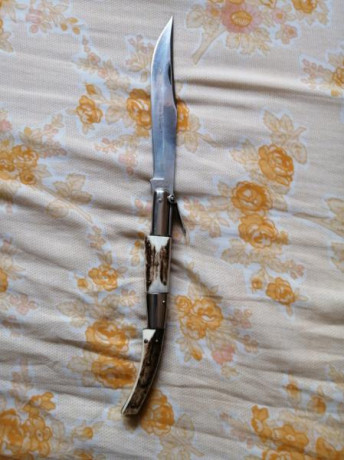Se vende: Navaja árabe de j.j Martínez, de Santa Cruz de muela, tiene 14 cm de hoja.
Acabados en Ciervo.
Precio 00