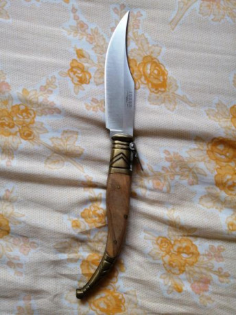 Navaja bandolera de la casa  Joker . Cachas en madera de olivo, muy bonita.
Precio 45€ 00