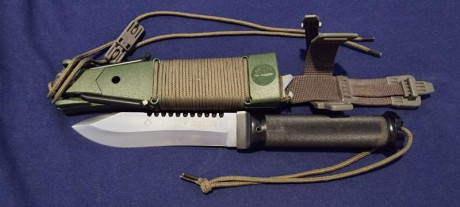 Una variante "rara" del cuchillo J.K.II conocido en todo el mundo.
Fuentes oficiosas dicen que 01