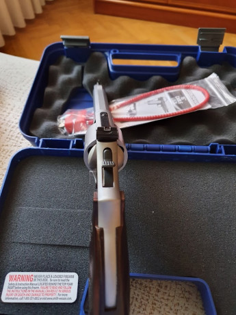 Vendo revólver S&W International, calibre 357 mágnum /38.
Prácticamente nuevo.
Miras regulables en 01