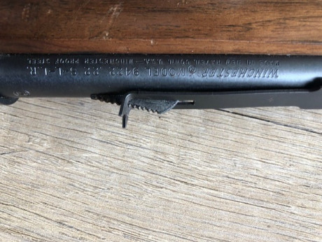 Vendo carabina Winchester 9422 calibre 22LR. Fabricación EEUU. Con marcas de uso en maderas, pero en buen 02