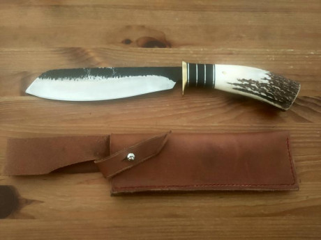 Cuchillo realizado por el argentino Juan arce a mano de cuchillos A2 forjado en 9260 un acero que controla 01