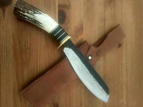 Cuchillo realizado por el argentino Juan arce a mano de cuchillos A2 forjado en 9260 un acero que controla 00