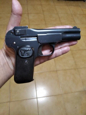 Mítica pistola (la mal llamada mataduques) diseñada por John Browning, así como su cartucho de 7,65 mm. 02