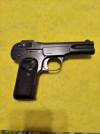 Mítica pistola (la mal llamada mataduques) diseñada por John Browning, así como su cartucho de 7,65 mm. 01