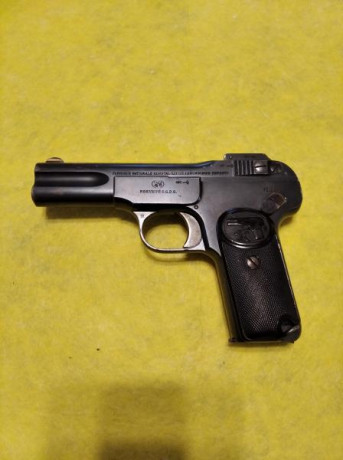 Mítica pistola (la mal llamada mataduques) diseñada por John Browning, así como su cartucho de 7,65 mm. 00
