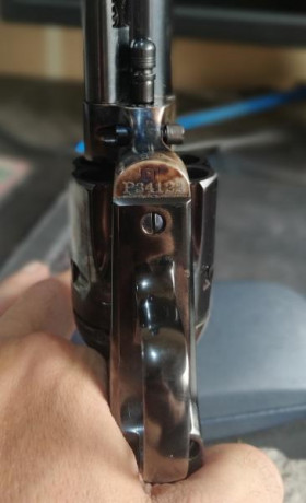 Hola, soy nuevo en este mundo de la pólvora negra y recientemente adquirí un Uberti Cattleman de 4" 22