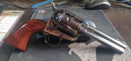 Hola, soy nuevo en este mundo de la pólvora negra y recientemente adquirí un Uberti Cattleman de 4" 20