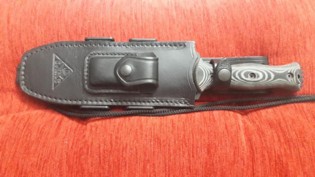 Vendo cuchillo cds combat .Tiene funda de piel y cachas micarta negra con separadores rojos. No se a usado 02