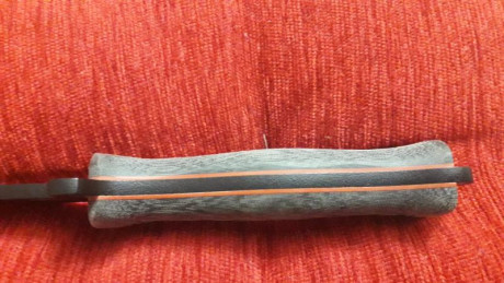 Vendo cuchillo cds combat .Tiene funda de piel y cachas micarta negra con separadores rojos. No se a usado 00