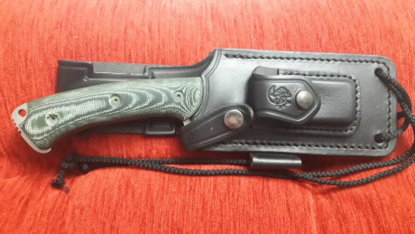 Cuchillo j&v hispanus con funda de piel , cachas micarta verde y separadores rojos. Nuevo con caja 02