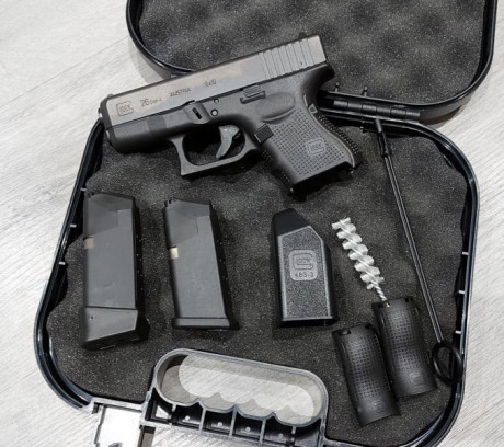  SE VENDE: 
 Glock modelo 26 Gen 4  calibre 9 mm Pb
 Impecable . Prácticamente a estrenar. 
Con los accesorios 02